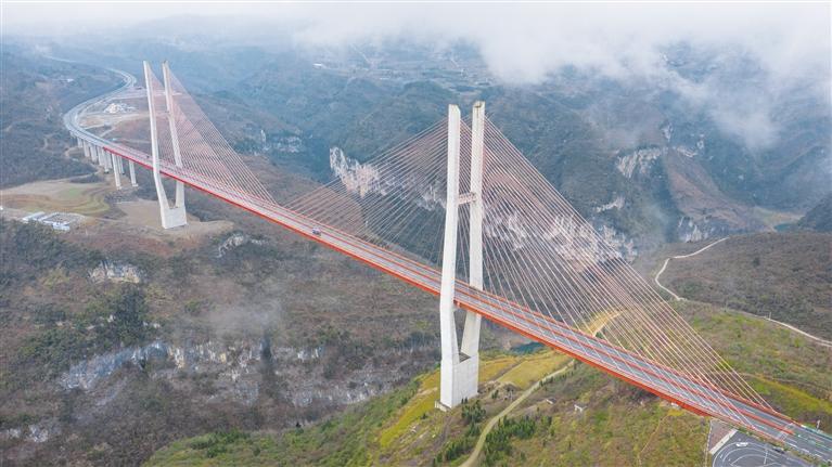 六廣河大橋建成時高度排名世界第九,是貴州最大跨徑的疊合梁斜拉橋