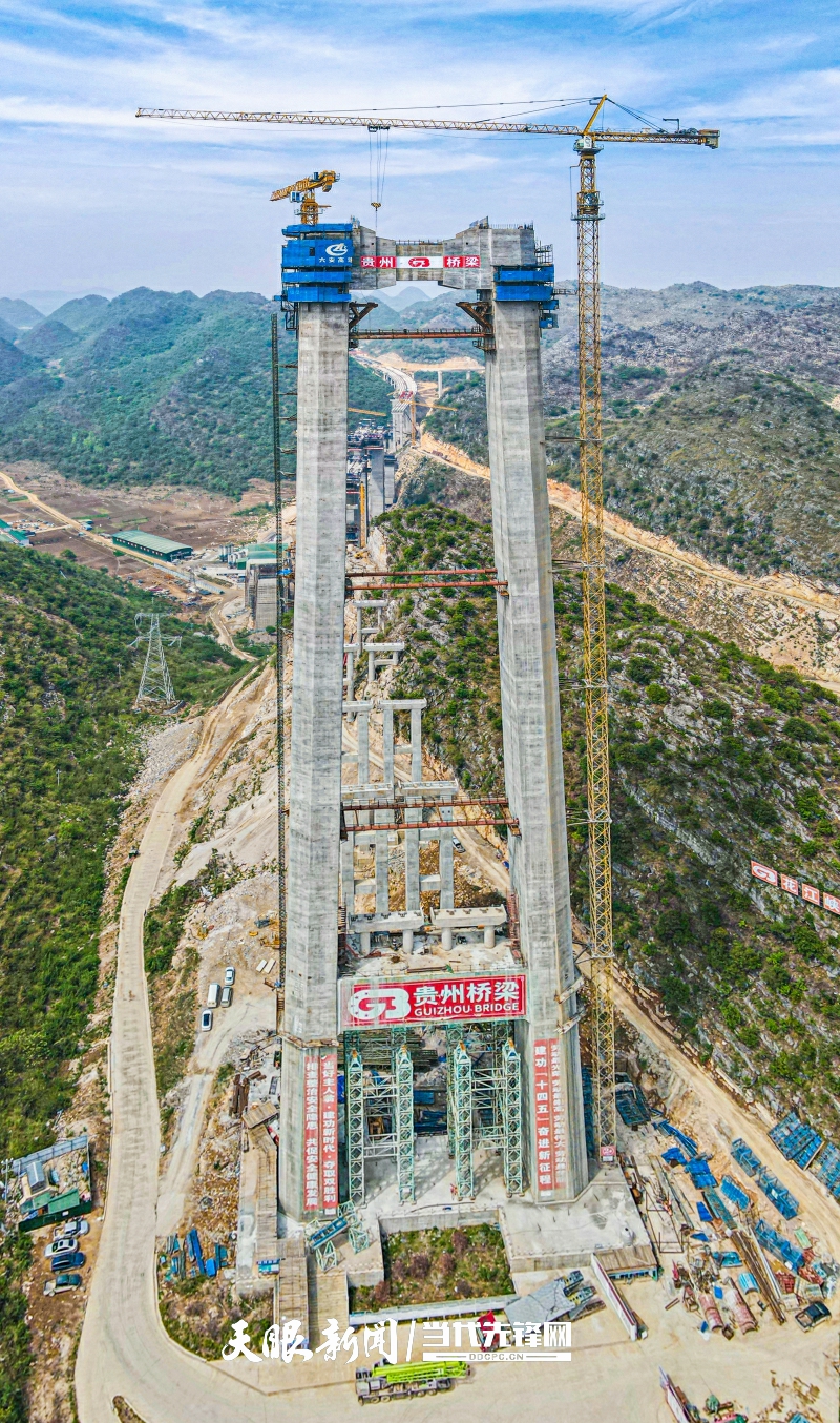 在建中的花江峡谷大桥贞丰岸主塔(无人机图片全景图片).