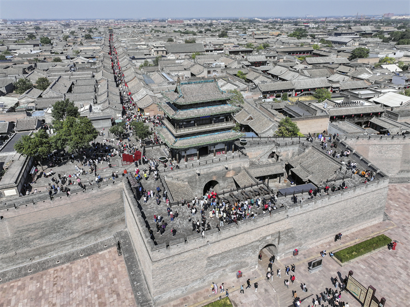 文化味浓烟火气足 文旅“大餐”点燃多彩假期(图2) 平遥古城游人如织。图片来源:视觉中国