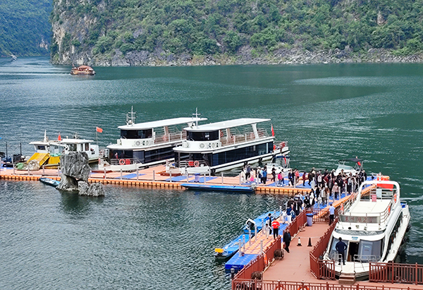 万峰湖:湖光潋滟 喜迎八方游客(图1) 万峰湖:湖光潋滟 喜迎八方游客(图1)