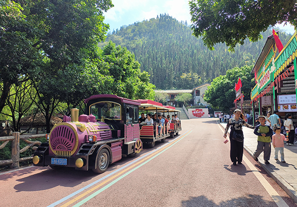 阳光谷旅游度假区：国庆假期旅游持续升温 预计接待游客18万人次(图1)