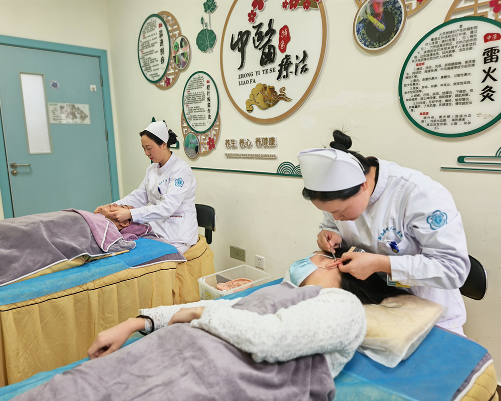 黔西南州人民医院：推出中医夜间特色门诊 让群众健康有“医”靠(图2)