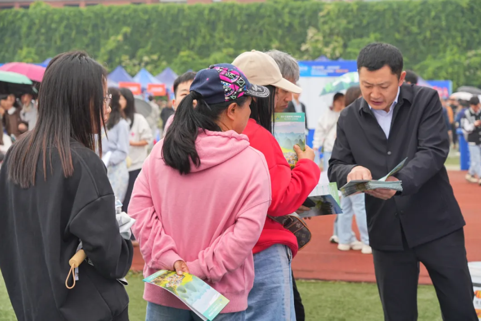 兴义市到贵阳开展高校引才(图3)