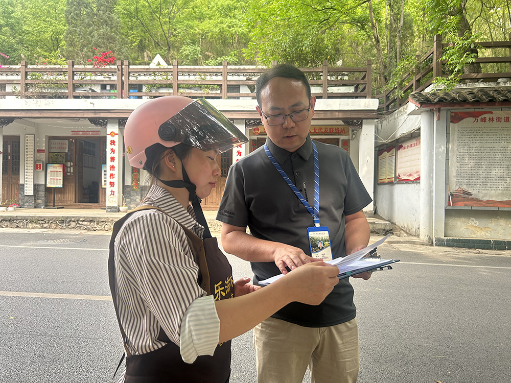 万峰林街道：多部门联动开展交通专项整治(图2)