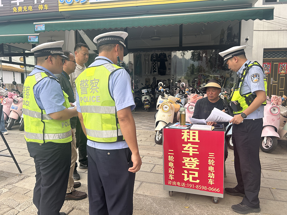 万峰林街道：多部门联动开展交通专项整治(图3)