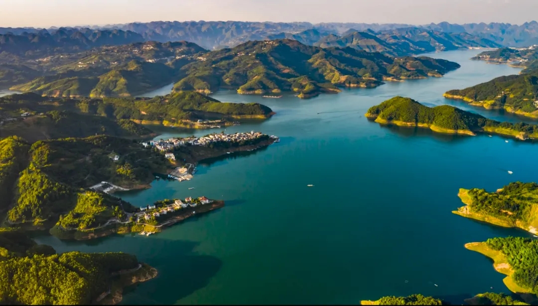 五一乐游万峰湖 “水陆狂欢”燃爆假日(图1)
