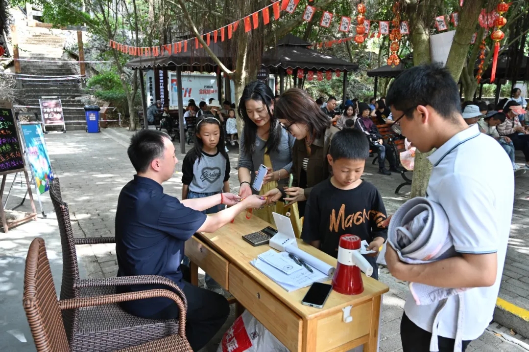 五一乐游万峰湖 “水陆狂欢”燃爆假日(图3)