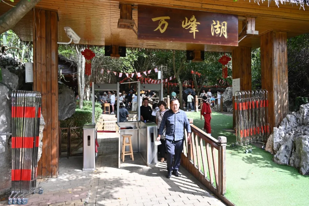 五一乐游万峰湖 “水陆狂欢”燃爆假日(图10)