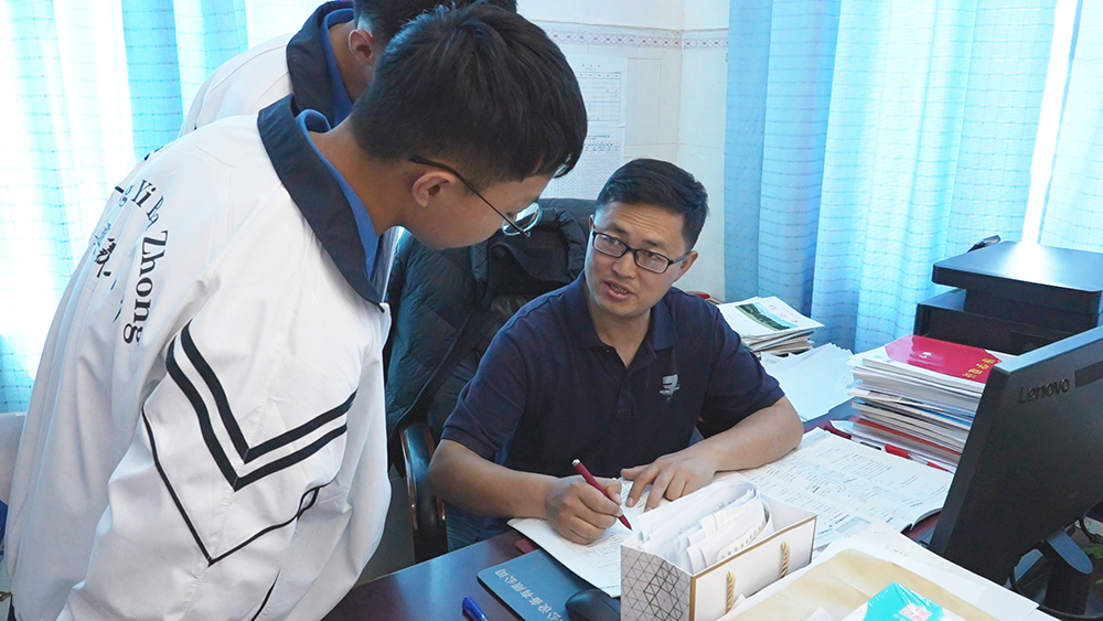 贵州省先进工作者张绍方：扎根教育一线 以爱和智慧书写教育华章(图2)
