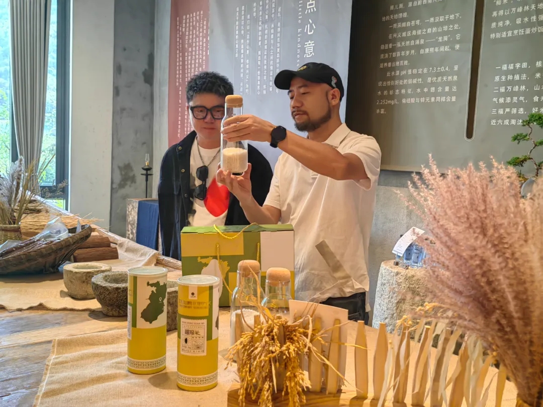 贵州兴义万峰林中寨：乡村振兴绘新景 多元发展引客来(图5)