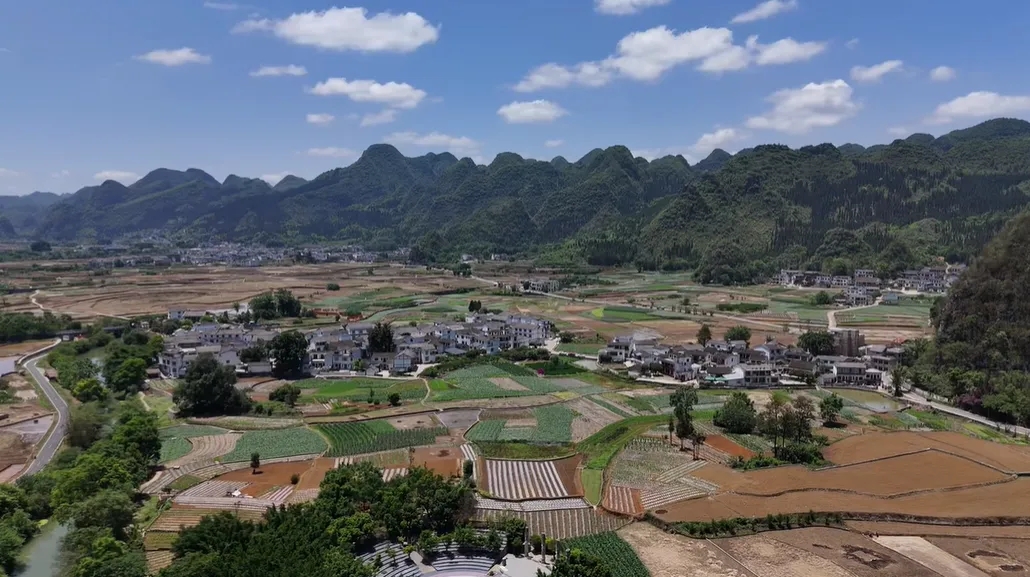 贵州兴义万峰林中寨：乡村振兴绘新景 多元发展引客来(图1)