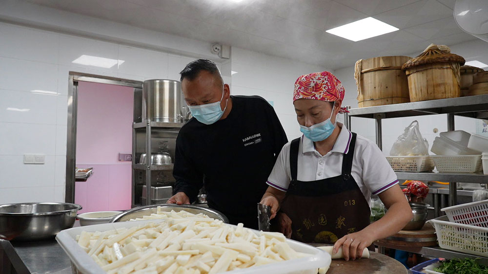 军魂铸家风 平凡写大爱——记第二届全国文明家庭杨伦建家庭(图2)