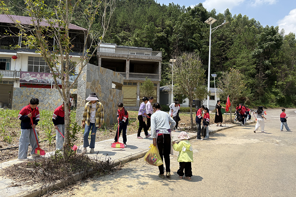 童谣唱响治理曲 携手共建美家园——洛万乡多举措推进“两清两改两治理”工作(图2)