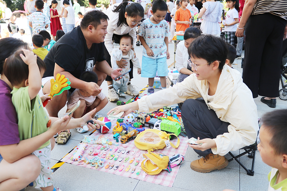 “小鬼当家·童心市集”跳蚤市场为暑期画上快乐句号(图1)