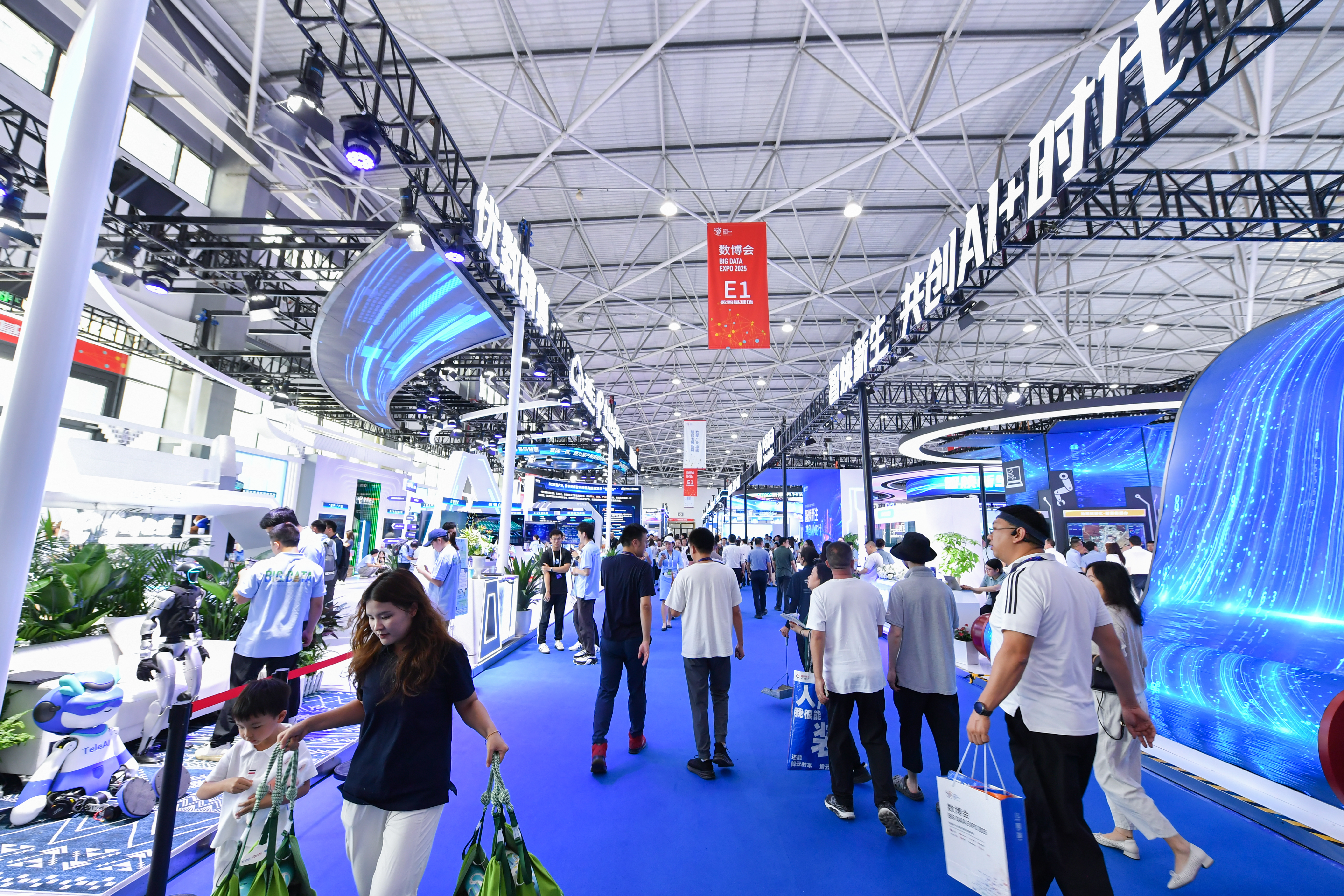 8月28日，2025中国国际大数据产业博览会展馆内人潮涌动。贵州日报天眼新闻记者 张丽 摄ZLS_4139.JPG
