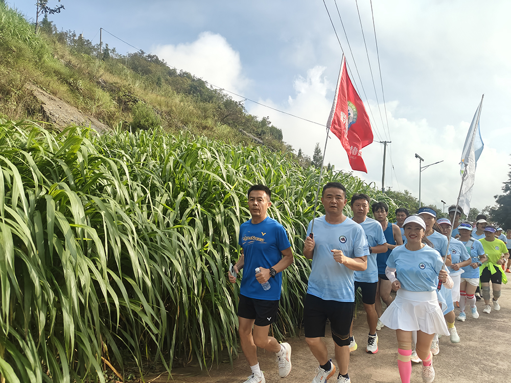 2025“跑遍黔西南·景地益起行”鲁布格站开跑(图1)