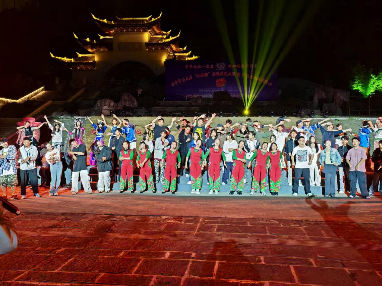 农民演 农民乐！织金"四季村晚村歌"激活乡村振兴新引擎(图1)