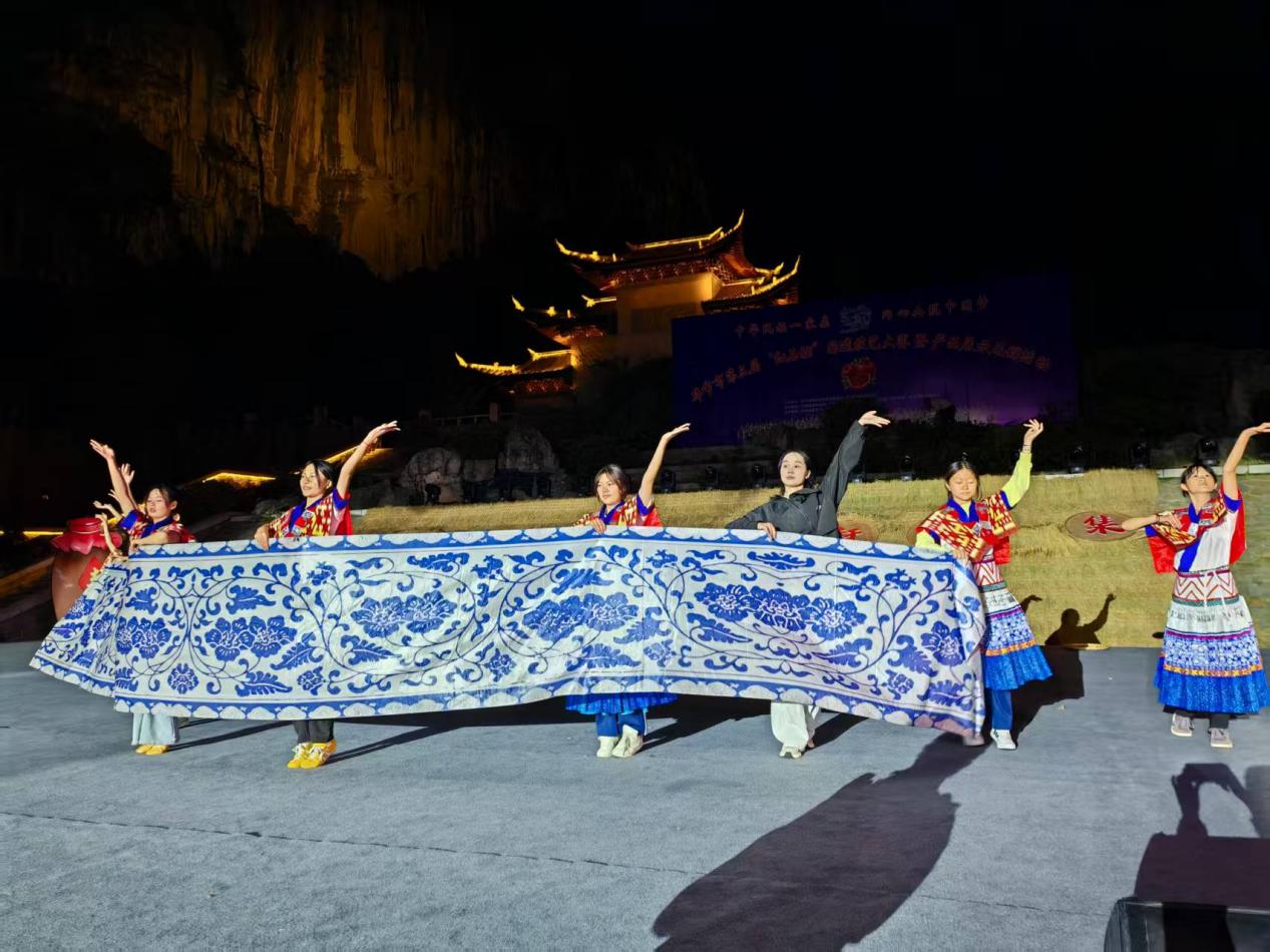 农民演 农民乐！织金"四季村晚村歌"激活乡村振兴新引擎(图2)