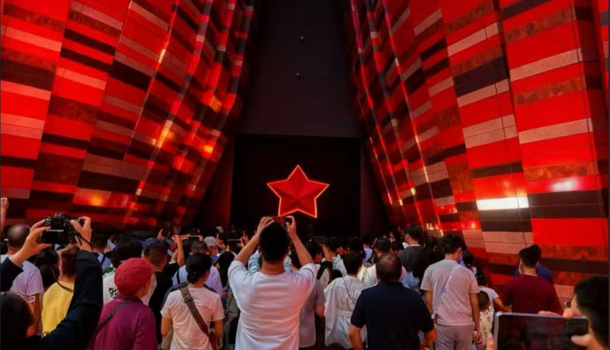 党的创新理论在基层|文化出圈旅游出彩!贵州推动文化和旅游深度融合发展(图1) 贵州长征文化数字科技艺术馆(红飘带)。.png