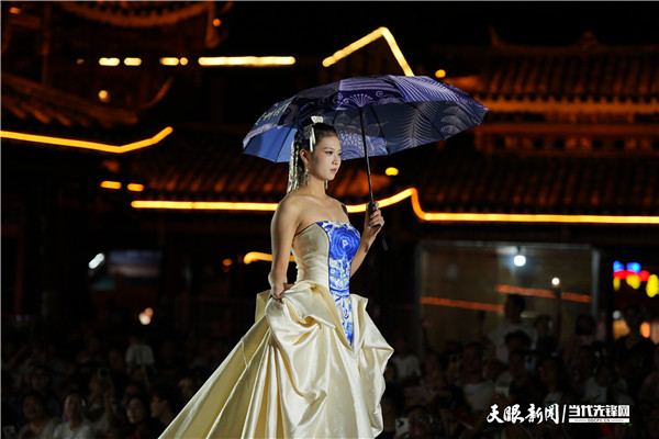 党的创新理论在基层|文化出圈旅游出彩!贵州推动文化和旅游深度融合发展(图3) 首届贵州“村T”民族时装周文创设计大赛成果展上,一名模特正在展示文创作品.jpg