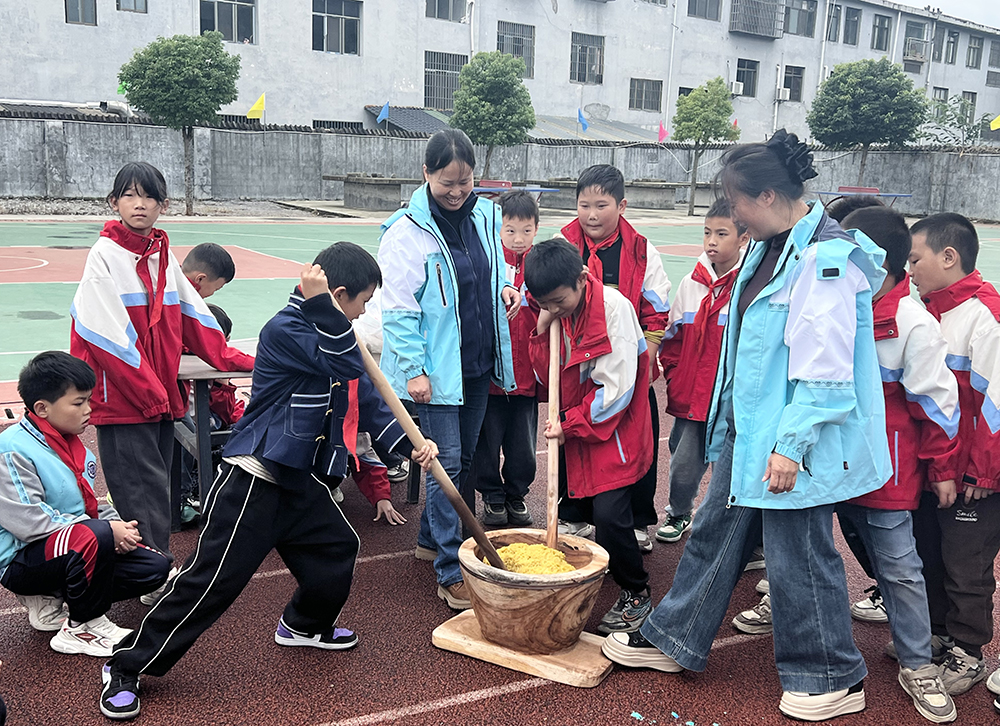 万峰林民族学校第四届“石榴籽杯”交往交流交融主题活动举行(图3)
