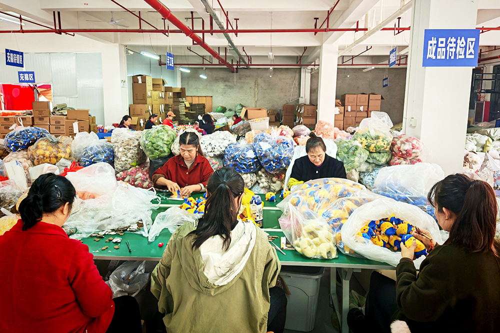 兴义：毛绒玩具企业开足马力 全力冲刺四季度(图2)