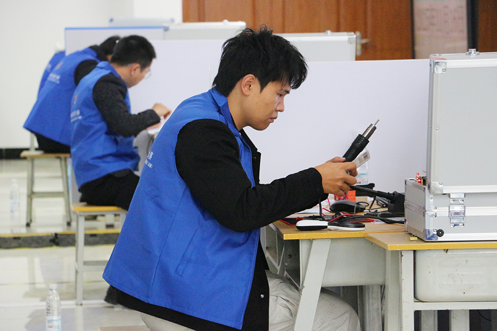 2025年贵州技能大赛暨第二届数字经济行业技术应用职业技能两赛项决赛在兴义开赛 李亚萍 代仙羚(图2)