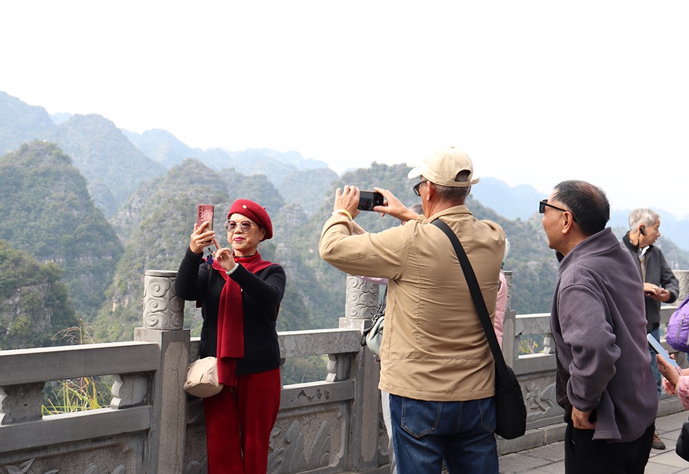 “万峰成林处 阳光黔西南”2025暖冬旅游主题专列首趟抵达兴义(图3)