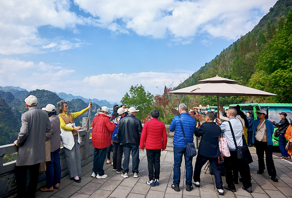 “万峰成林处 阳光黔西南”2025暖冬旅游主题专列首趟抵达兴义(图5)