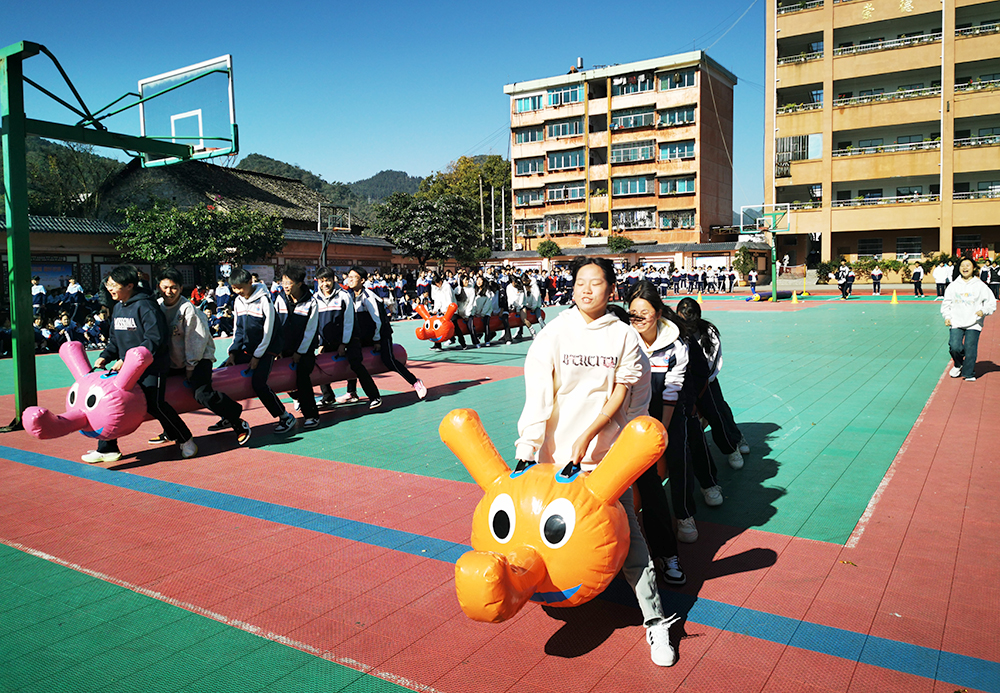 兴义七中举行第十届冬季运动会(图1)
