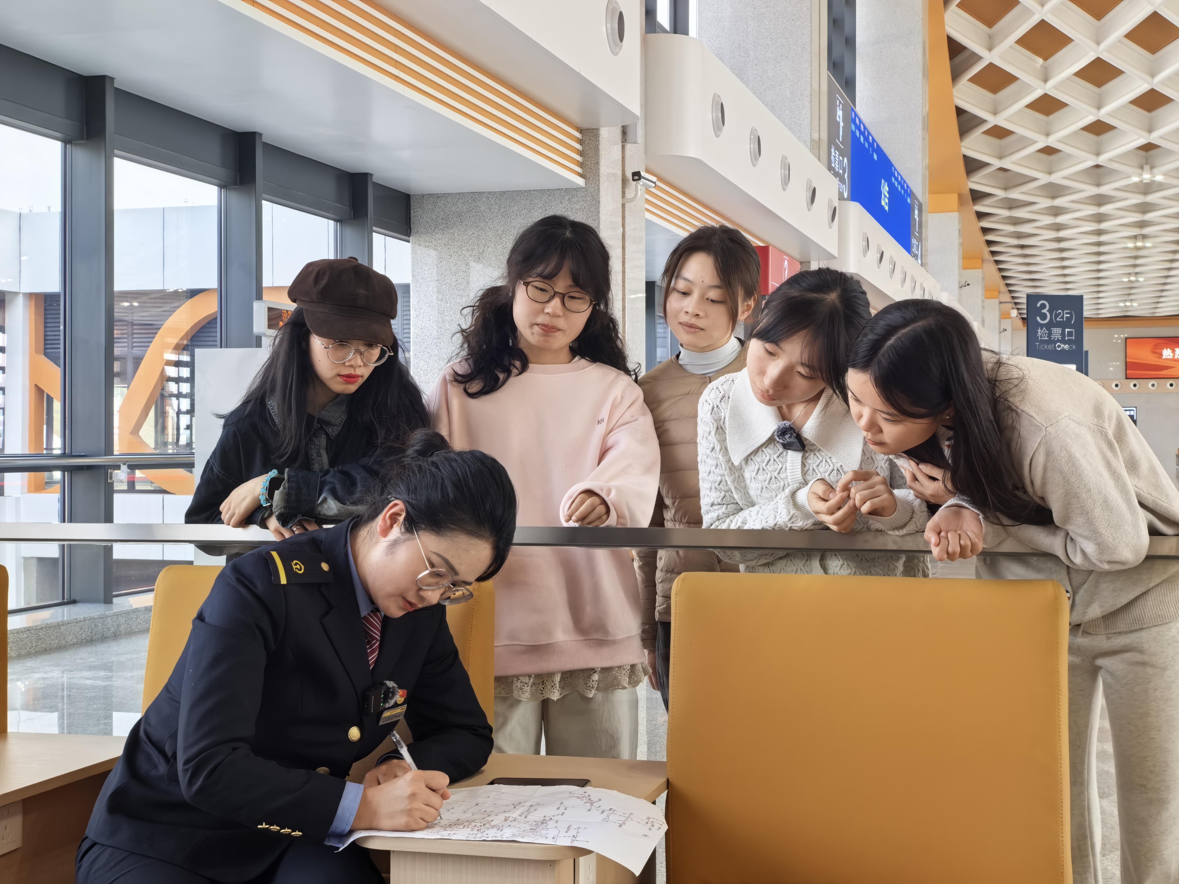 《山河间的思政课》登上盘兴高铁：中国式现代化的美丽诗行，我们见到了！(图6)