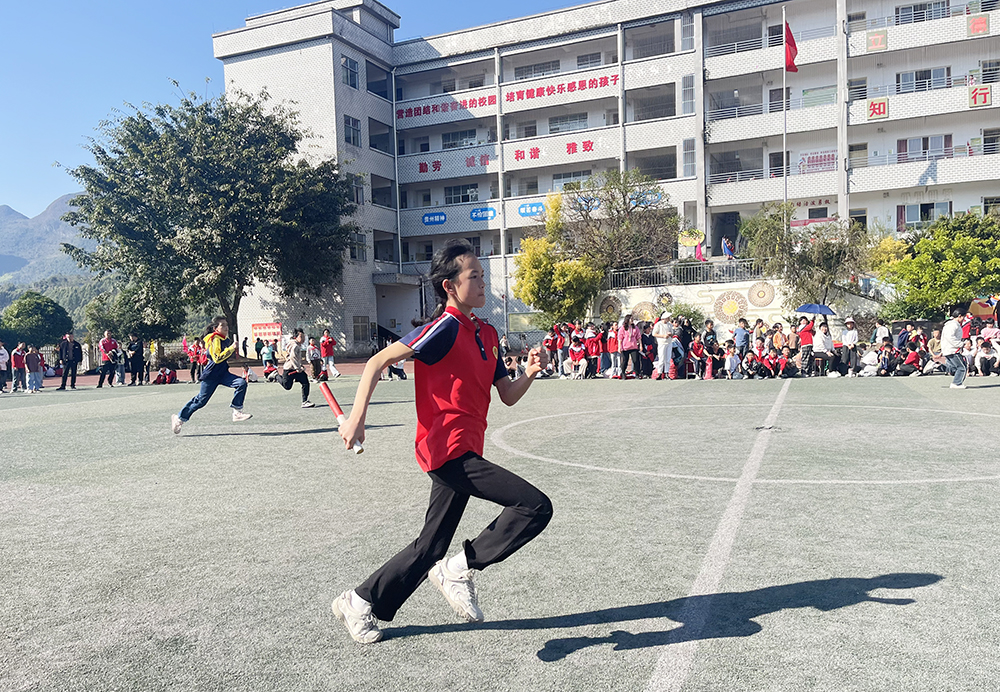 泥凼镇中心小学举办2025年秋季学期冬季运动会(图2) 泥凼镇中心小学举办2025年秋季学期冬季运动会(图2)