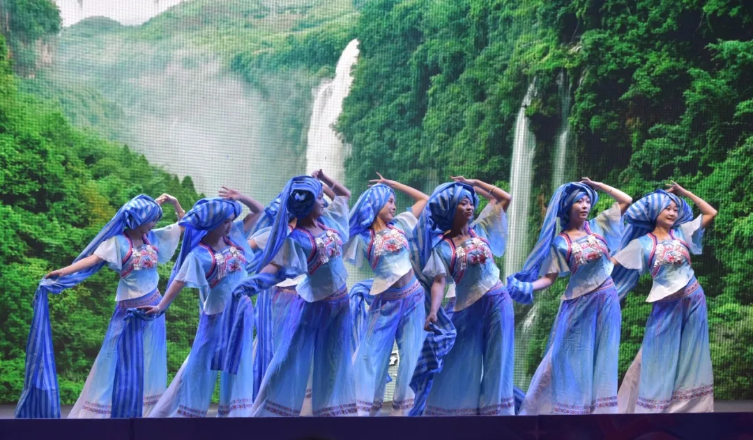 “周末哪里去·见山见水见兴义”黔西南暖冬游推介活动燃爆贵阳青云市集(图3)