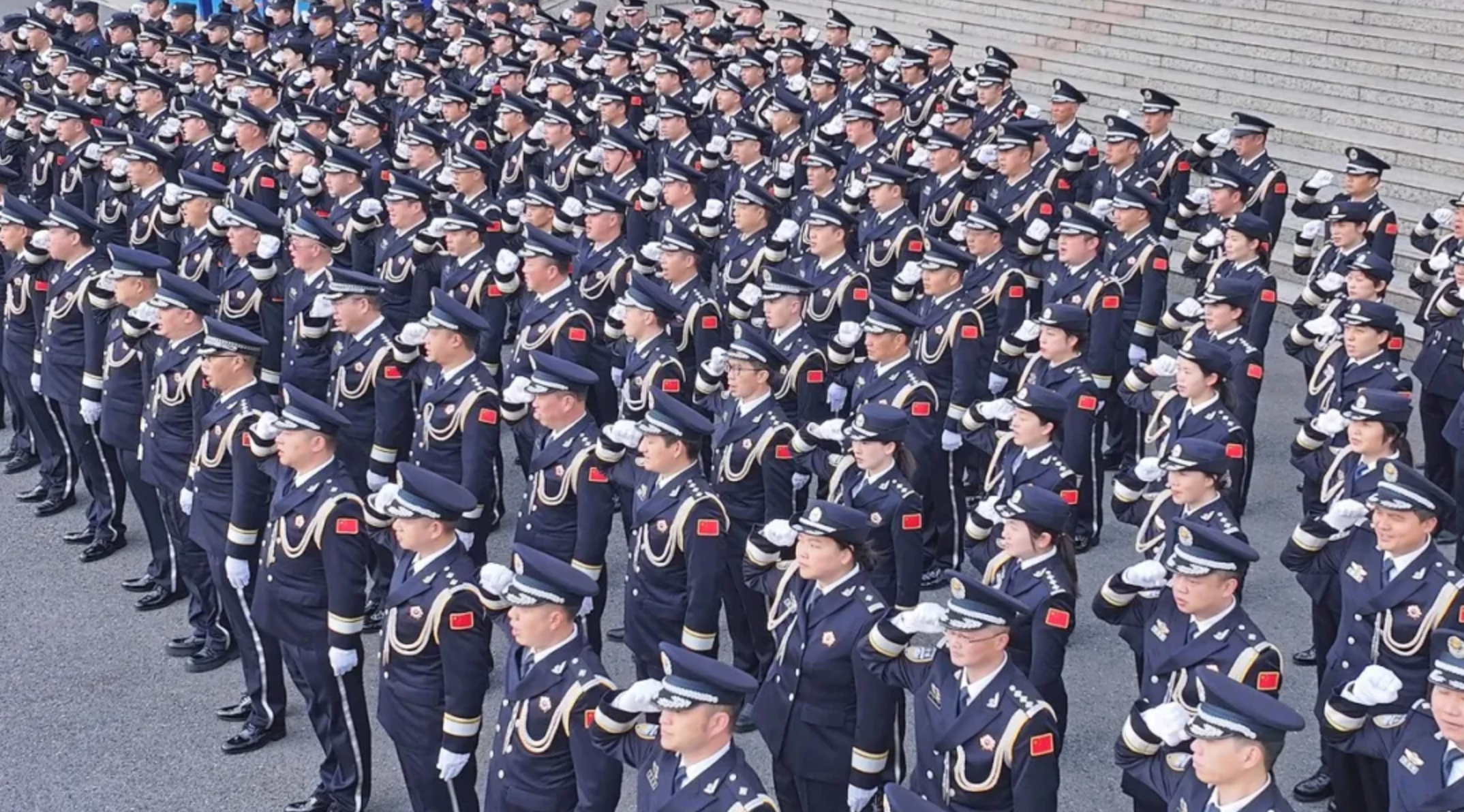 警旗飘扬践初心 护航发展启新程——兴义公安隆重庆祝第六个中国人民警察节(图2) 警旗飘扬践初心 护航发展启新程——兴义公安隆重庆祝第六个中国人民警察节(图2)