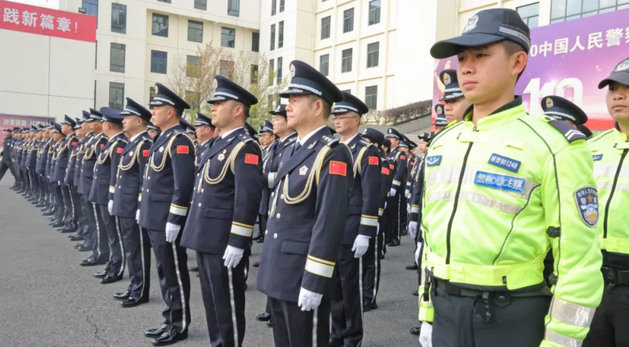 警旗飘扬践初心 护航发展启新程——兴义公安隆重庆祝第六个中国人民警察节(图3) 警旗飘扬践初心 护航发展启新程——兴义公安隆重庆祝第六个中国人民警察节(图3)
