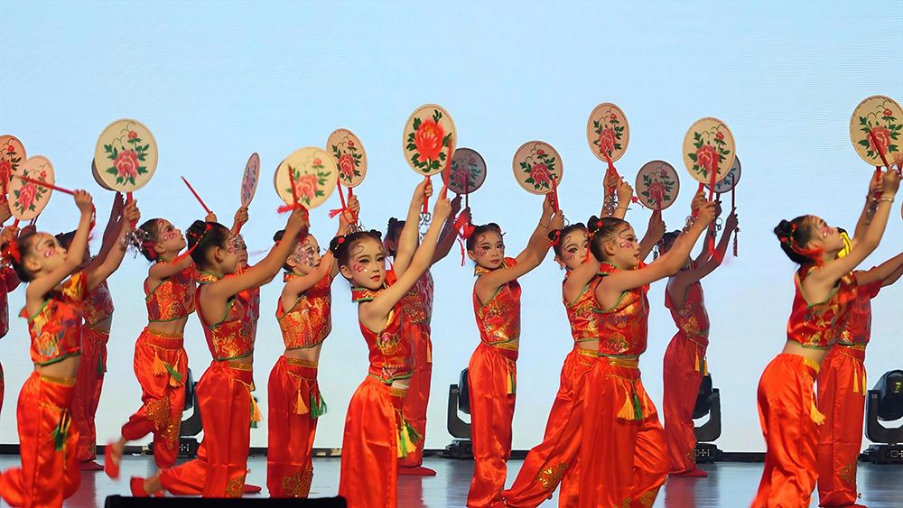 “峰林向新 山海同春”2026年兴义市春节联欢晚会精彩上演(图3) “峰林向新 山海同春”2026年兴义市春节联欢晚会精彩上演(图3)