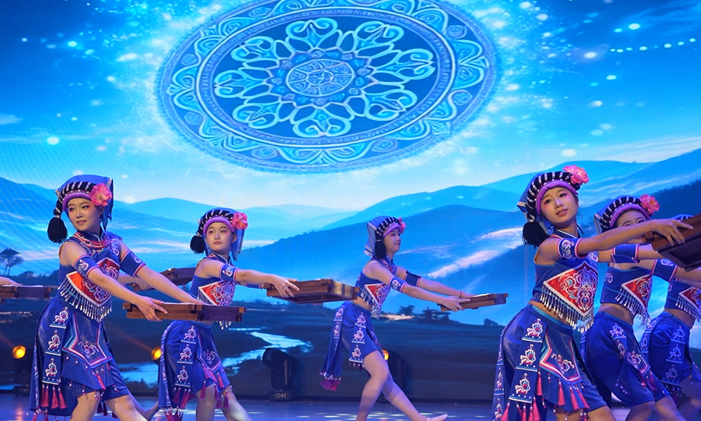 “峰林向新 山海同春”2026年兴义市春节联欢晚会精彩上演(图4) “峰林向新 山海同春”2026年兴义市春节联欢晚会精彩上演(图4)