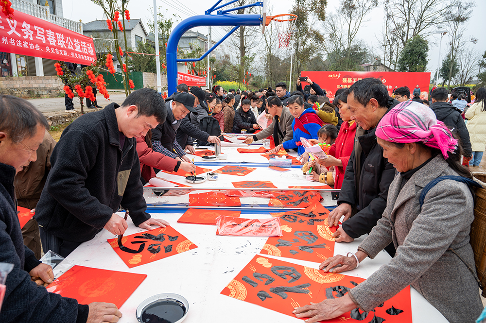 “强基工程・文艺润心”黔西南州2026迎新春文艺志愿服务活动走进鲁布格(图3)