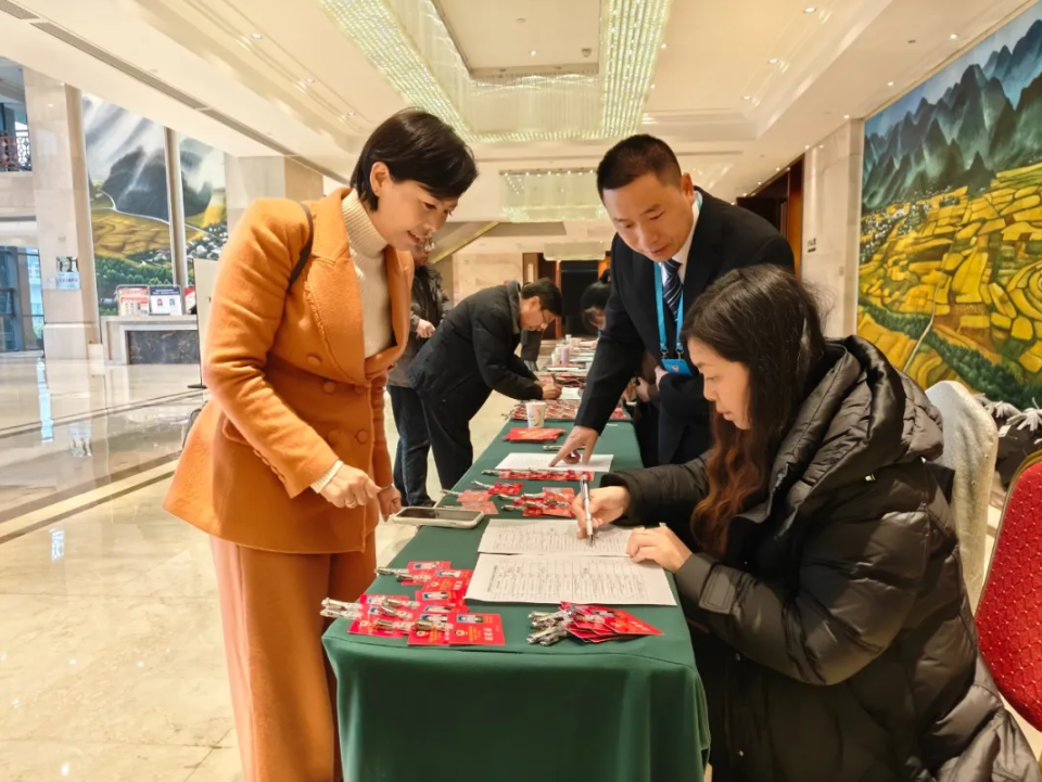 出席市政协九届六次会议的政协委员陆续报到(图1)