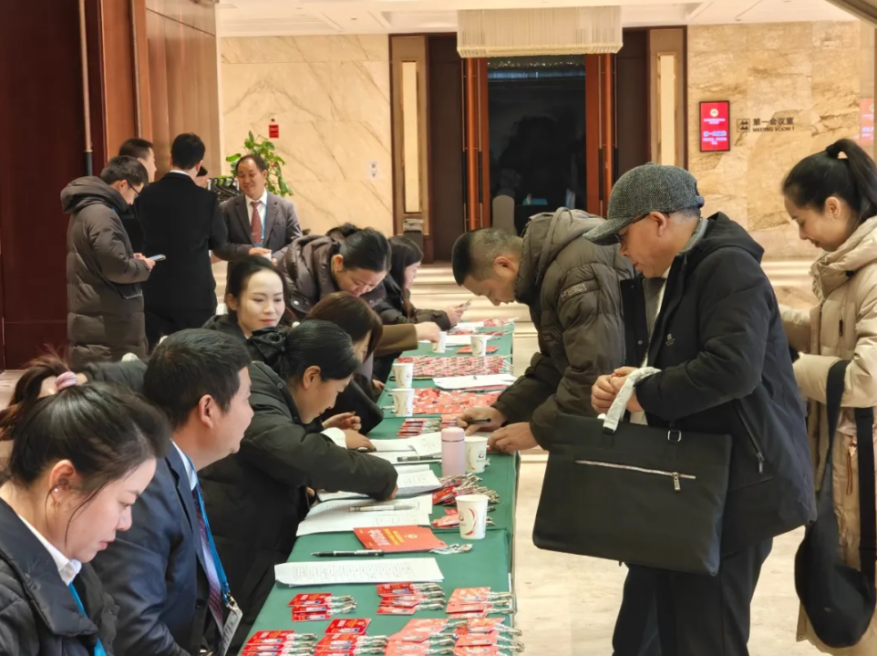 出席市政协九届六次会议的政协委员陆续报到(图2)