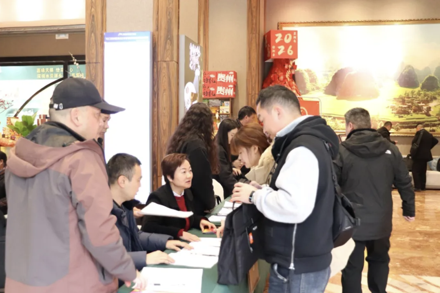 肩负使命履职责 凝心聚力绘新篇——出席兴义市第九届人民代表大会第六次会议的市人大代表陆续报到(图1)