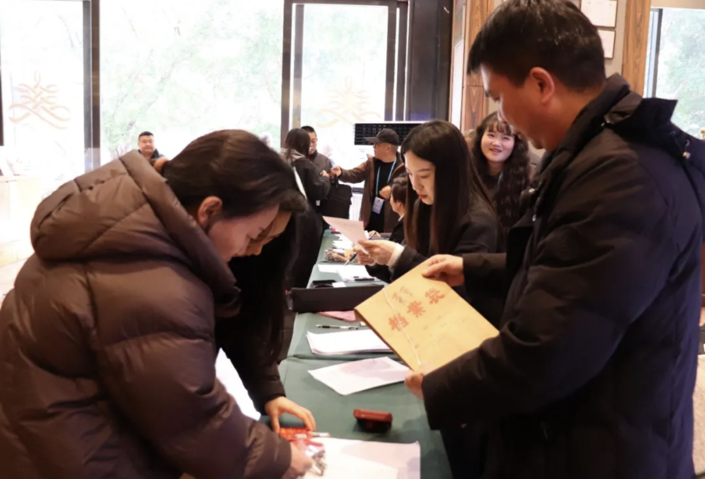 肩负使命履职责 凝心聚力绘新篇——出席兴义市第九届人民代表大会第六次会议的市人大代表陆续报到(图2)