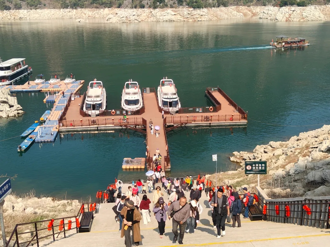 【网络中国节·春节】好山好水年味浓!兴义万峰湖成为游客向往的“诗和远方”(图1) 【网络中国节·春节】好山好水年味浓!兴义万峰湖成为游客向往的“诗和远方”(图1)