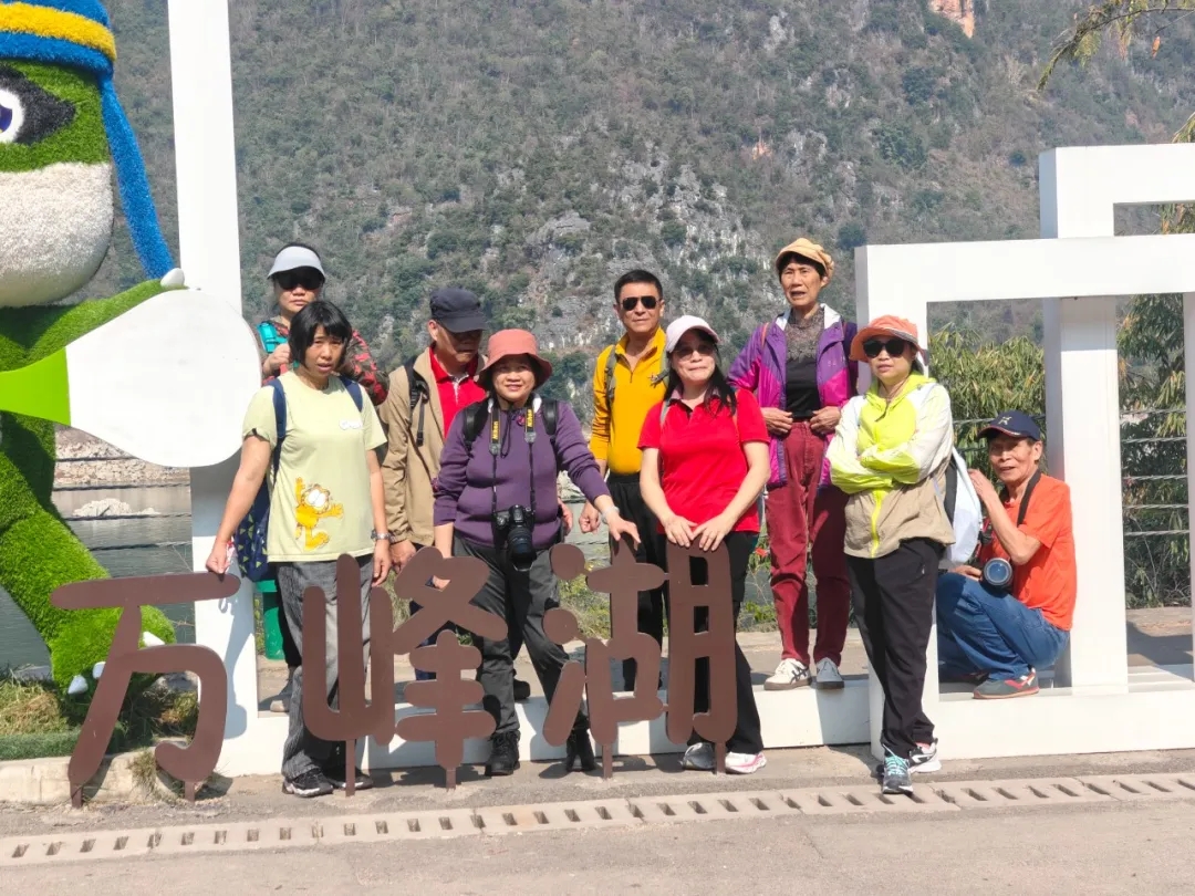 【网络中国节·春节】好山好水年味浓!兴义万峰湖成为游客向往的“诗和远方”(图2) 【网络中国节·春节】好山好水年味浓!兴义万峰湖成为游客向往的“诗和远方”(图2)