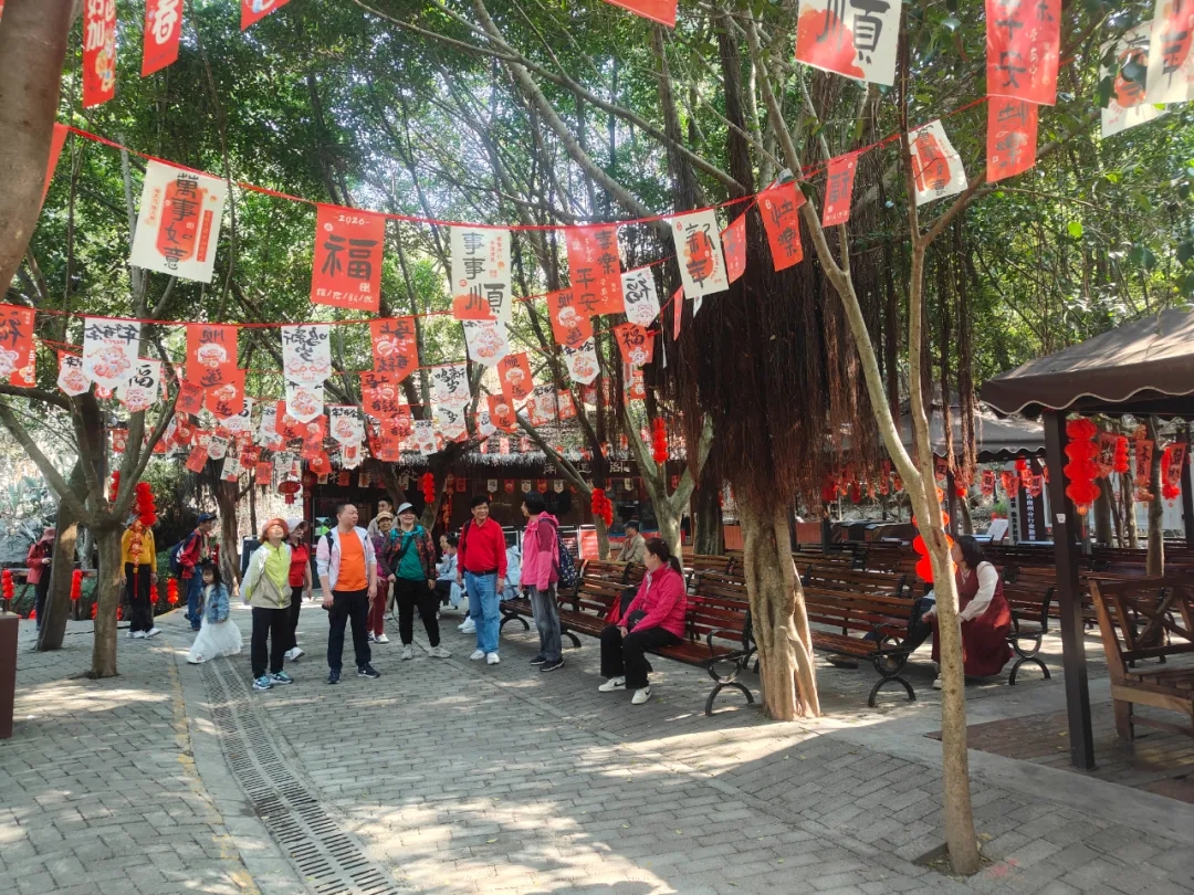 【网络中国节·春节】好山好水年味浓!兴义万峰湖成为游客向往的“诗和远方”(图3) 【网络中国节·春节】好山好水年味浓!兴义万峰湖成为游客向往的“诗和远方”(图3)