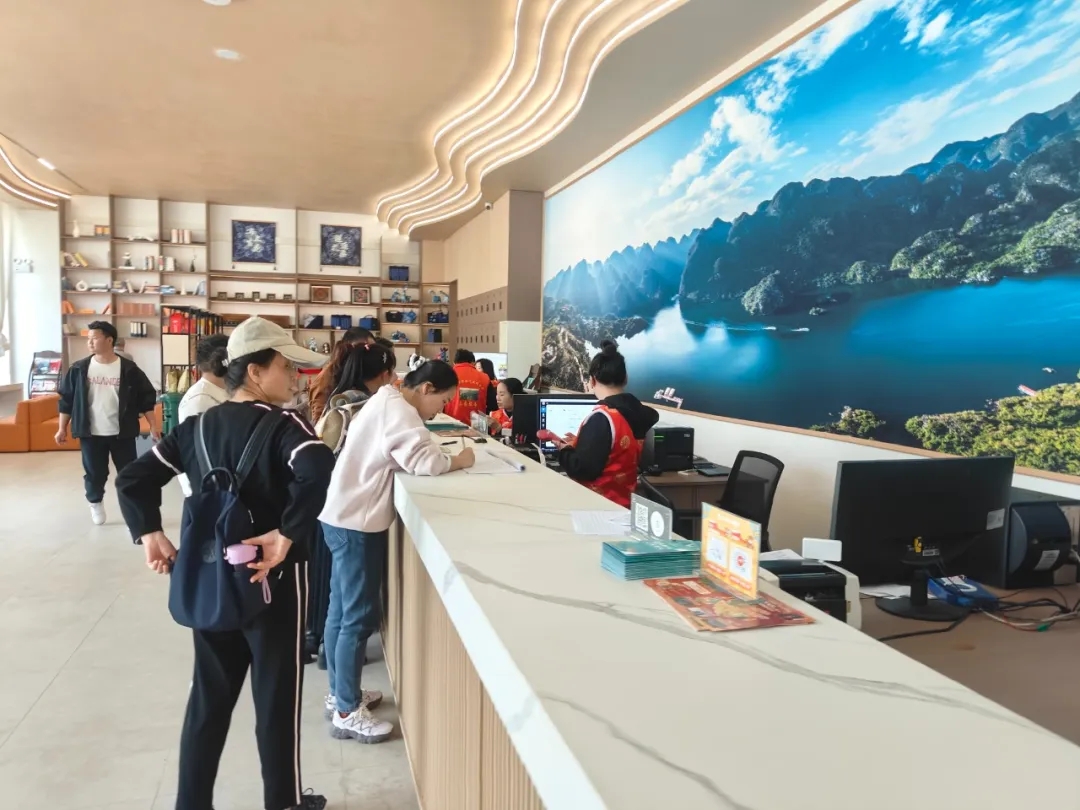 【网络中国节·春节】好山好水年味浓!兴义万峰湖成为游客向往的“诗和远方”(图5) 【网络中国节·春节】好山好水年味浓!兴义万峰湖成为游客向往的“诗和远方”(图5)