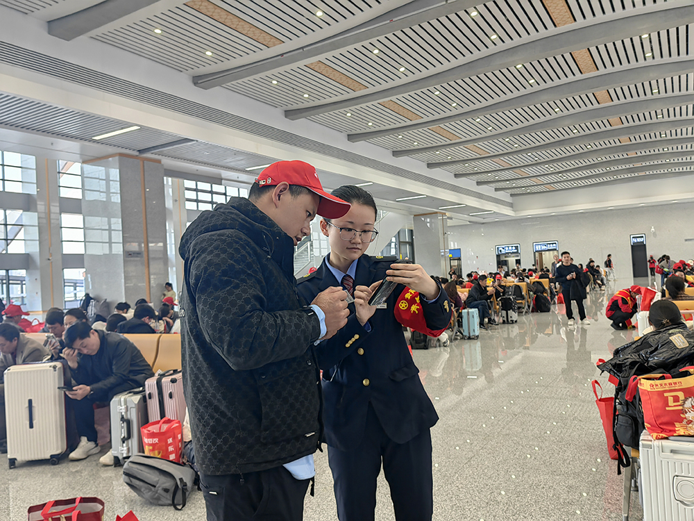 黔西南:1100 余名务工群众乘免费专列返岗 开启增收新程(图4) 黔西南:1100 余名务工群众乘免费专列返岗 开启增收新程(图4)