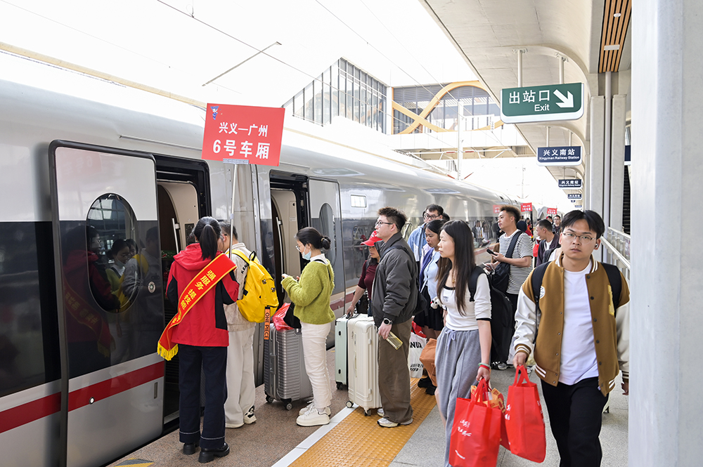 黔西南:1100 余名务工群众乘免费专列返岗 开启增收新程(图5) 黔西南:1100 余名务工群众乘免费专列返岗 开启增收新程(图5)