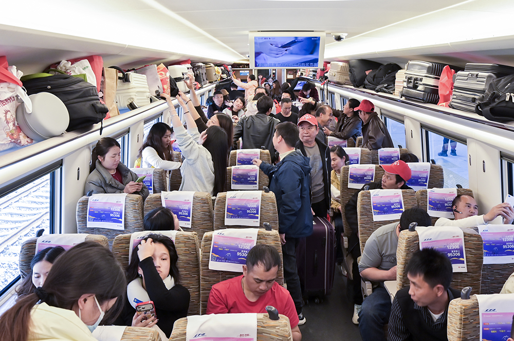 黔西南:1100 余名务工群众乘免费专列返岗 开启增收新程(图6) 黔西南:1100 余名务工群众乘免费专列返岗 开启增收新程(图6)