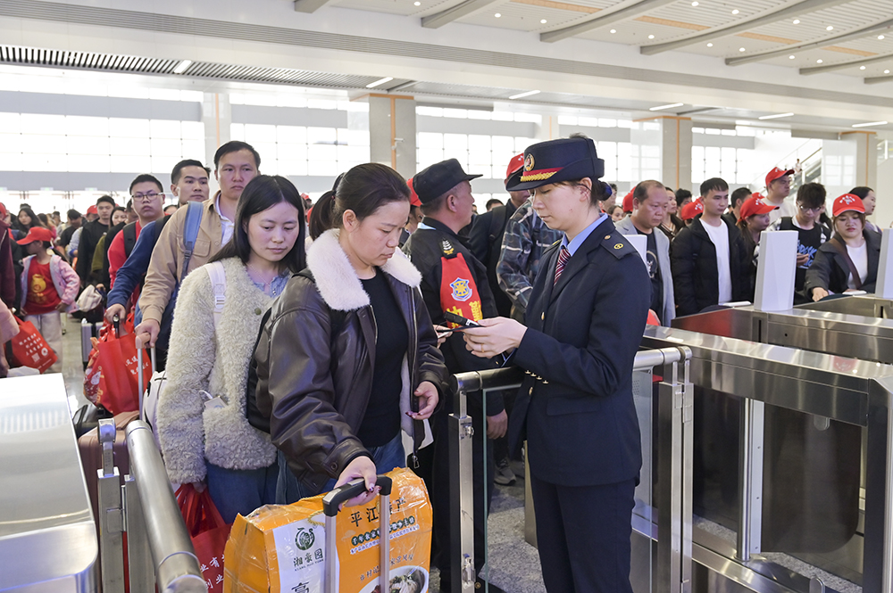 黔西南:1100 余名务工群众乘免费专列返岗 开启增收新程(图3) 黔西南:1100 余名务工群众乘免费专列返岗 开启增收新程(图3)